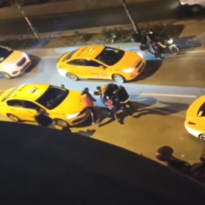 Yine taksici dayağı! Afrikalı yolcuya saldırdılar