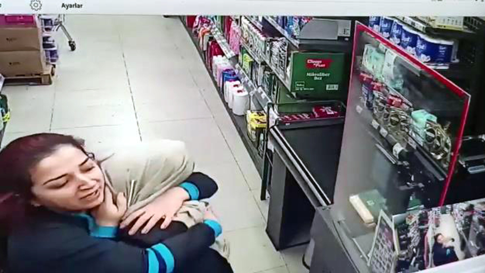 Markette korku dolu anlar! Çığlık atarak yardım istedi