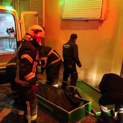 Isınmak için sığındıkları evde yanarak öldüler!