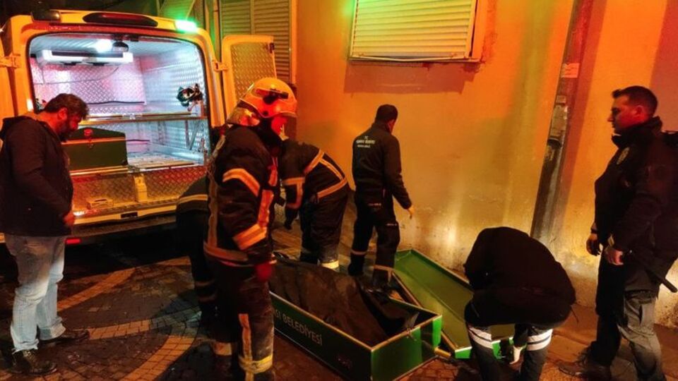 Isınmak için sığındıkları evde yanarak öldüler!