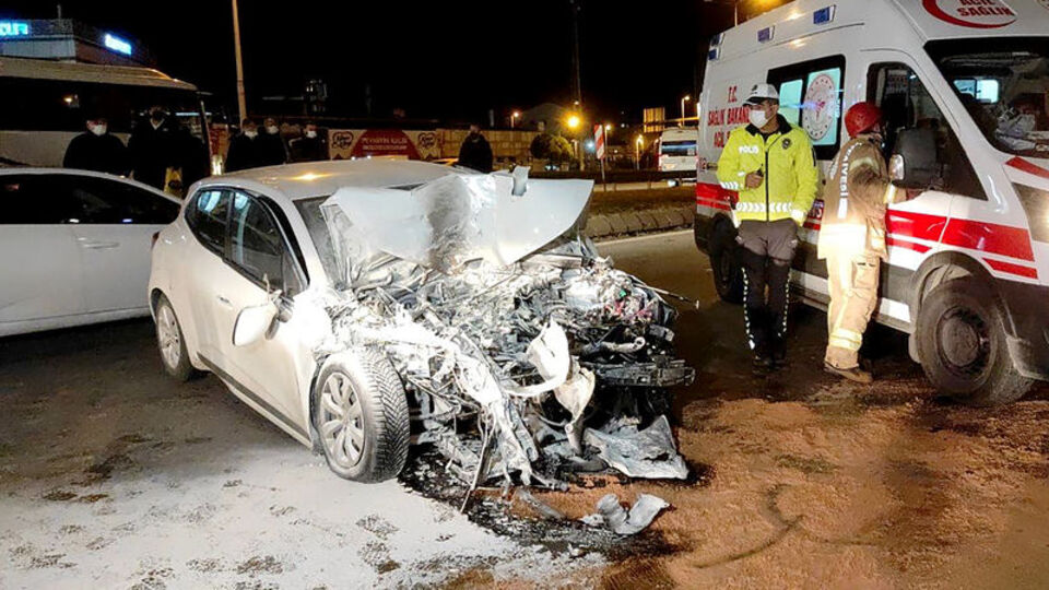 İstanbul'da kaza "geliyorum" dedi! Otobüse çarptı!