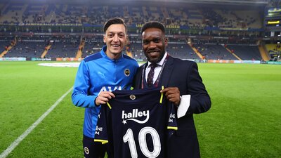 Alex, Mesut'la Okocha'yı alkışladı