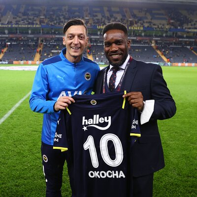 Alex, Mesut'la Okocha'yı alkışladı