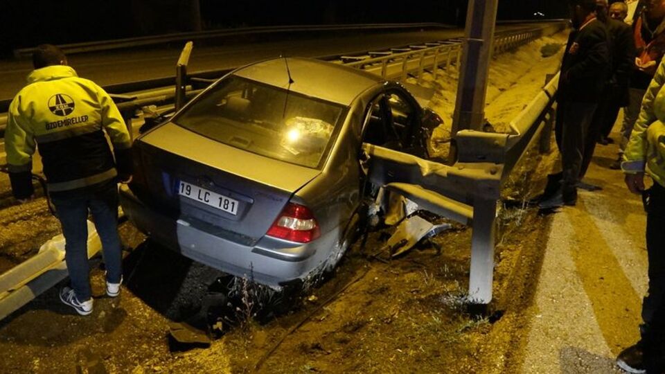 Bariyer otomobile saplandı, sürücü yaralandı