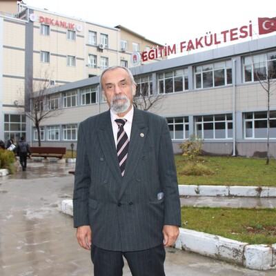 Torunu yaşındakilerle aynı sırada! Görenler akademisyen sanıyor