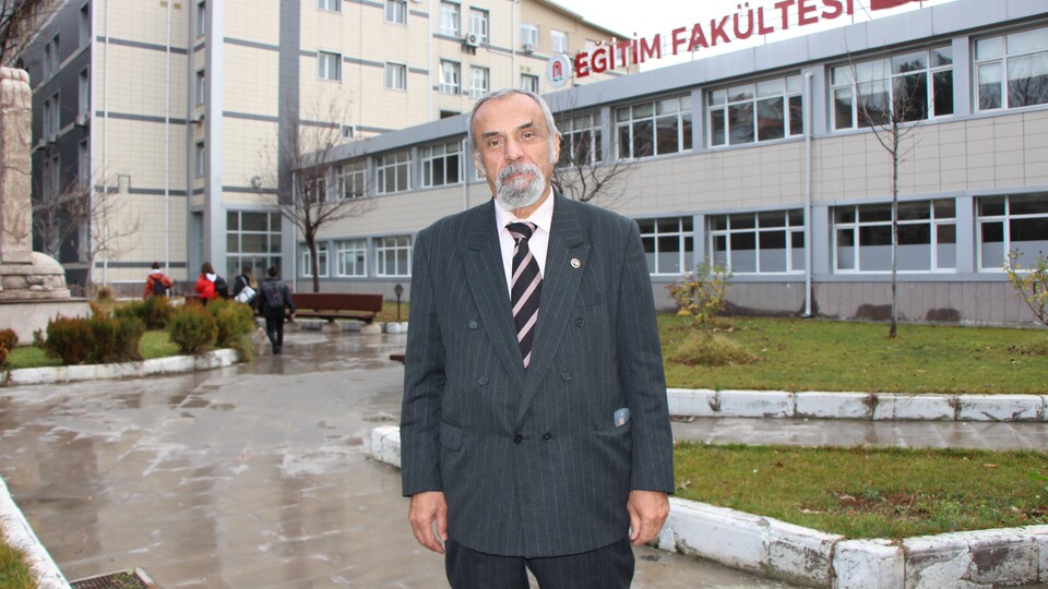 Torunu yaşındakilerle aynı sırada! Görenler akademisyen sanıyor