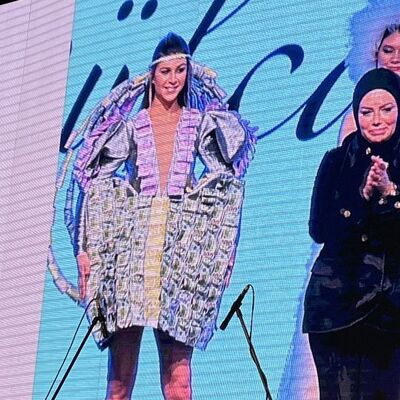 Ünlü modacıdan dolar ve eurolu elbise!