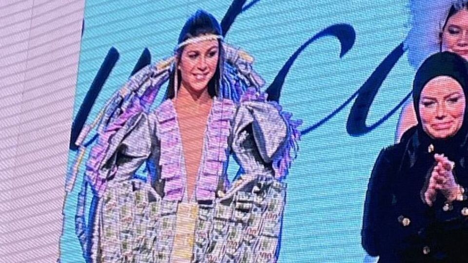 Ünlü modacıdan dolar ve eurolu elbise!
