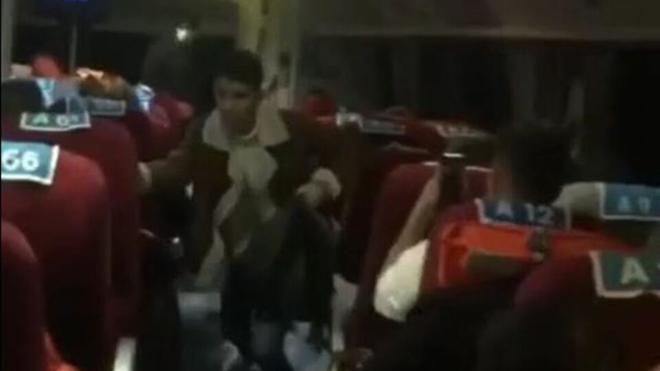 O anlar kamerada! Can yeleği giydiler! Fırtınada panik!