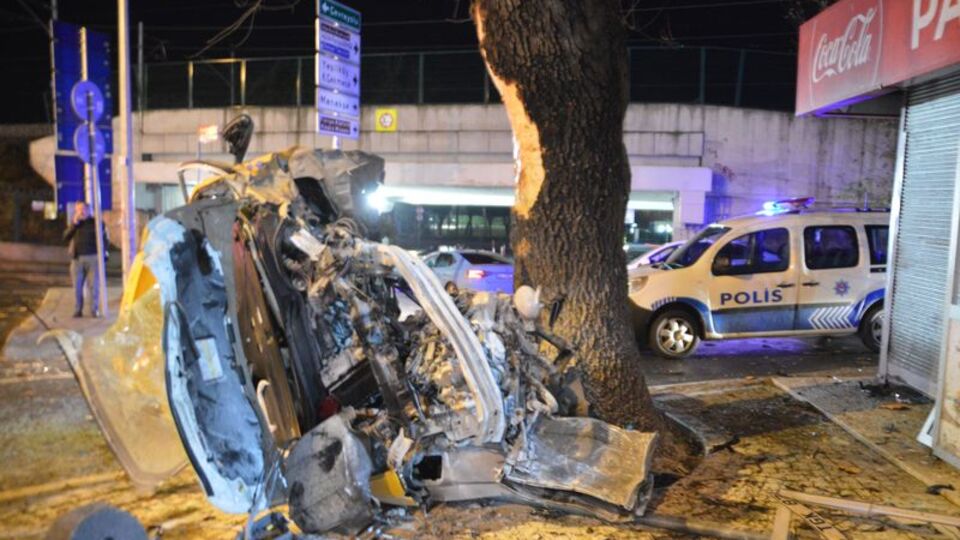 Ağaca çarpan şoför hayatını kaybetti