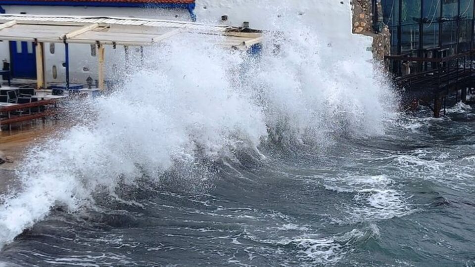 Sağanak ve fırtına Muğla'yı esir aldı