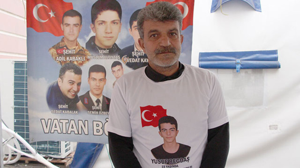 Evlat nöbetindeki baba: Kaçın gelin, bu acı bitsin