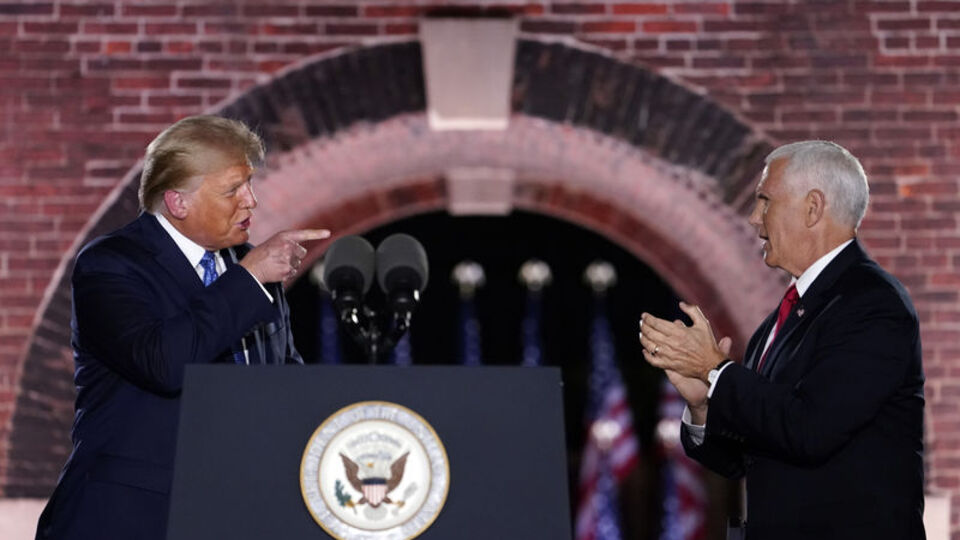 Trump'a bir darbe de sağ kolundan