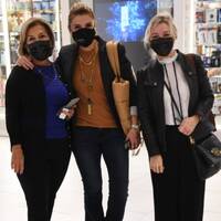 Ünlü şarkıcı arkadaşlarıyla poz verdi