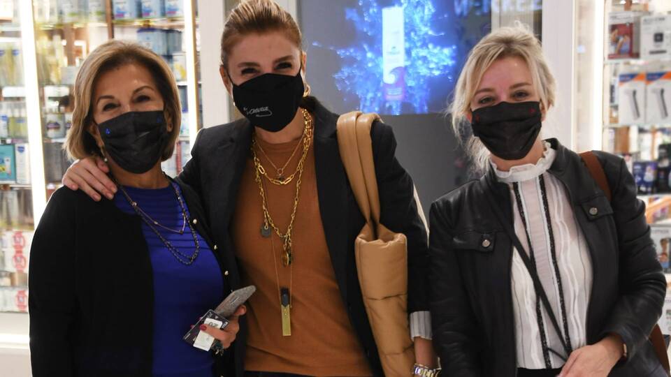 Ünlü şarkıcı arkadaşlarıyla poz verdi