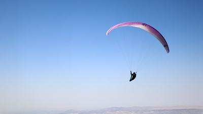Rüzgara kapılan paraşütçüler yaralandı