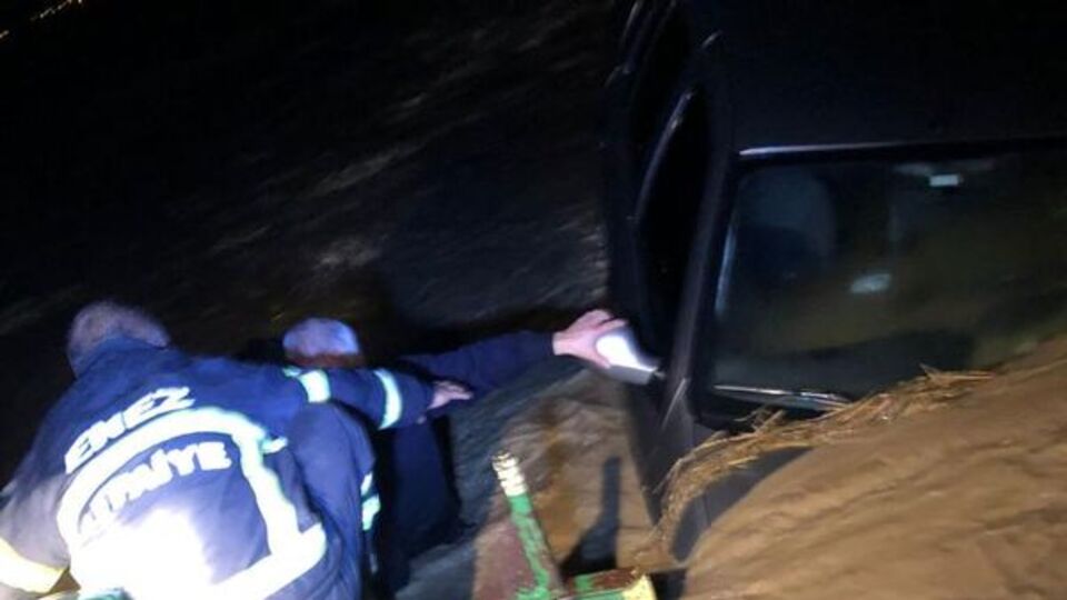 Edirne'de sel sularında mahsur kalanlar kurtarıldı