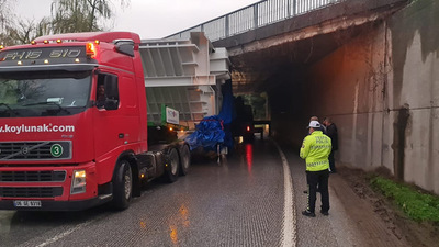 TIR köprünün altına sıkıştı, yol trafiğe kapandı
