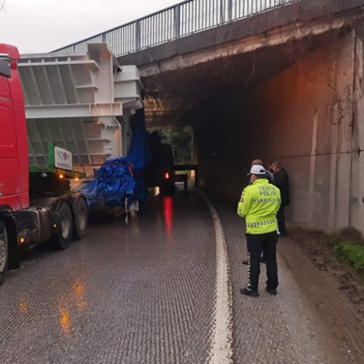 TIR köprünün altına sıkıştı, yol trafiğe kapandı