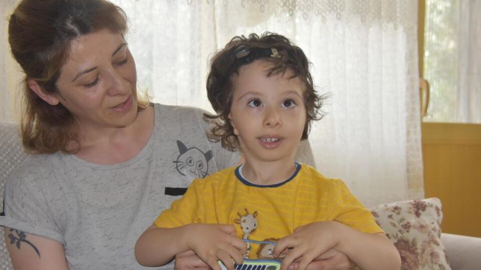 İki kulağı da olmayan Alperen için şarkı söylediler