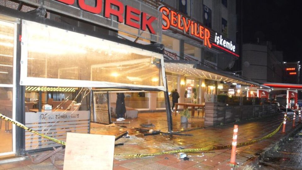 Otomobil restorana daldı! 2 bekçi yaralandı