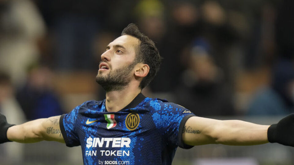 Hakan Çalhanoğlu, Inter'i liderliğe taşıdı!