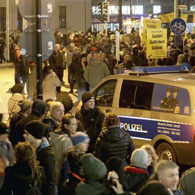 Almanya'da Kovid-19 önlemlerine karşı protesto!