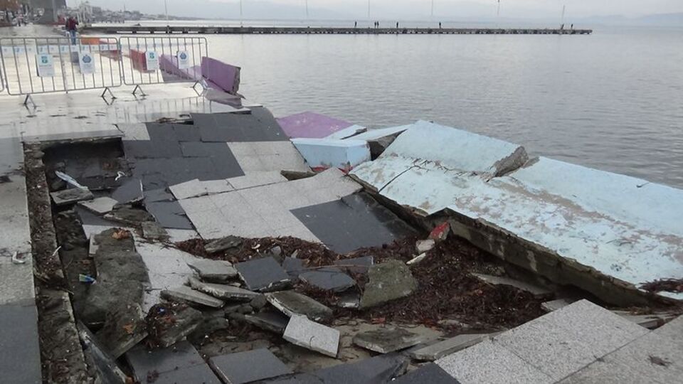 Lodos sebebiyle kordon çöktü