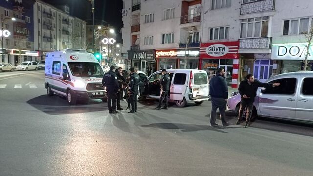 Zorla alıkoydu, kaçarken 2 polisi yaraladı
