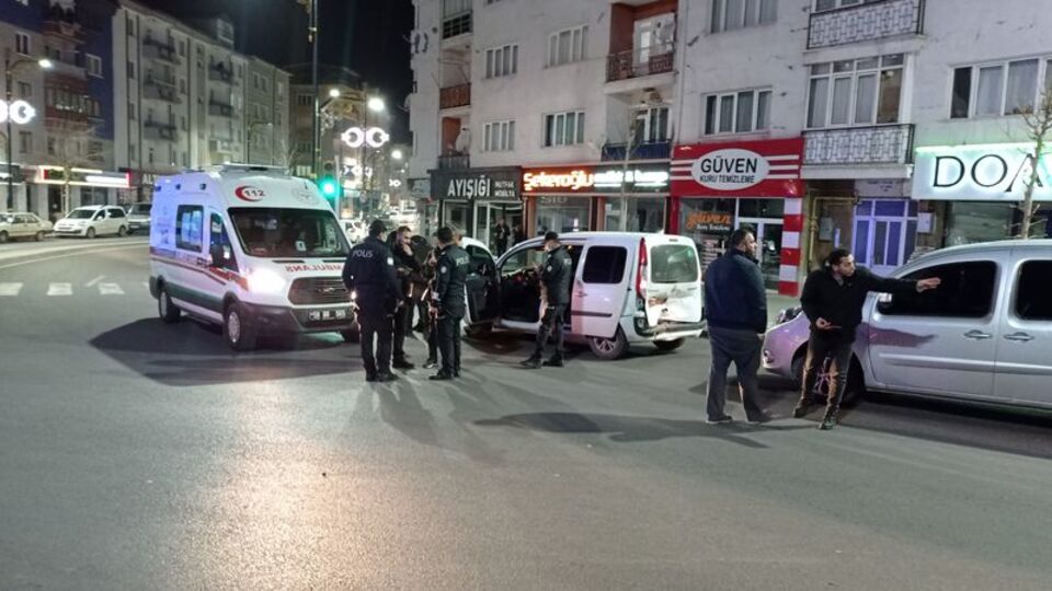 Zorla alıkoydu, kaçarken 2 polisi yaraladı