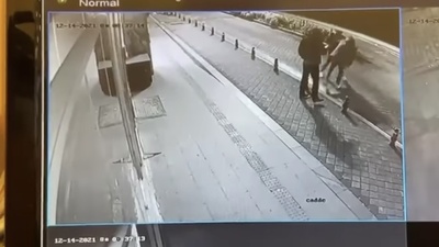 Moda'da apartmanın önüne idrarı yapanlar, apartman sakinlerine saldırdı