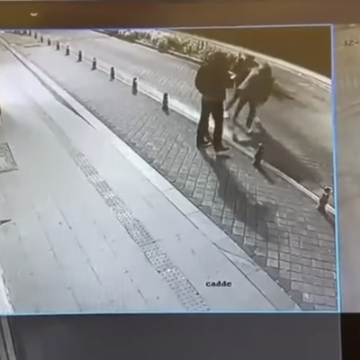 Moda'da apartmanın önüne idrarı yapanlar, apartman sakinlerine saldırdı