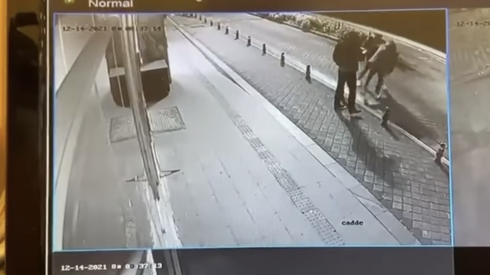 Moda'da apartmanın önüne idrarı yapanlar, apartman sakinlerine saldırdı