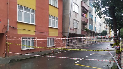 Kaldırım çöktü, 2 bina tahliye edildi!