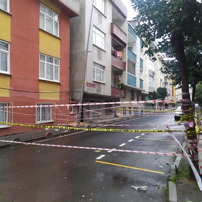 Kaldırım çöktü, 2 bina tahliye edildi!