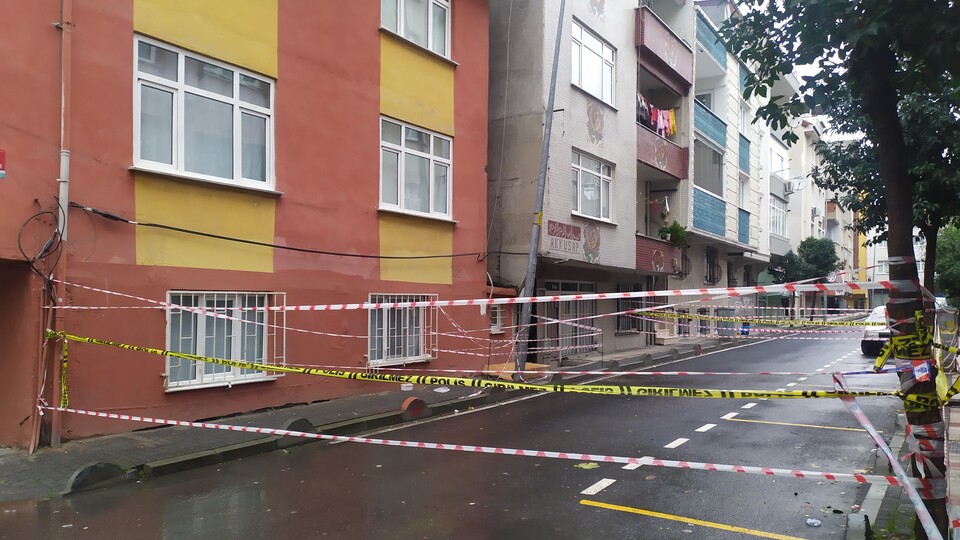 Kaldırım çöktü, 2 bina tahliye edildi!