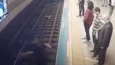 O anlar kamerada! Genç kız Şişli metrosunda raylara atladı!