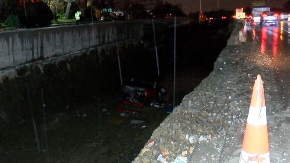 Otomobil alt geçit için kazılan tünele düştü: 7 yaralı