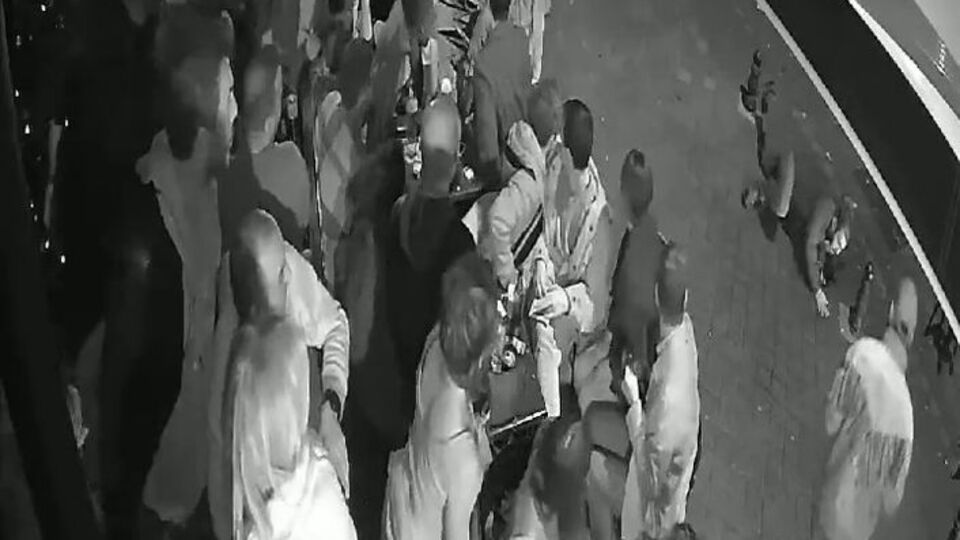 'Superman'im' diyerek masaların üzerine atladı