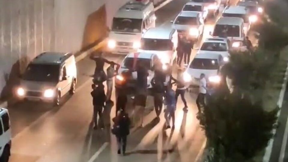 Trafiği kapattılar! Gören şoke oldu!