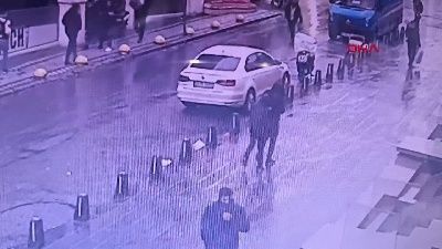 Akılalmaz soygun! Yolda yürürken çantası kesildi