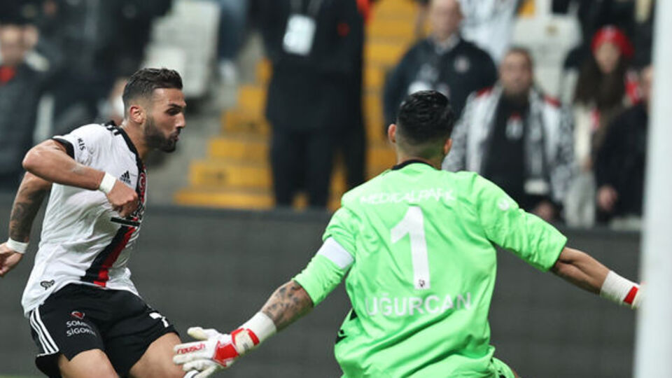 Umut Meraş'ın burnu kırıldı