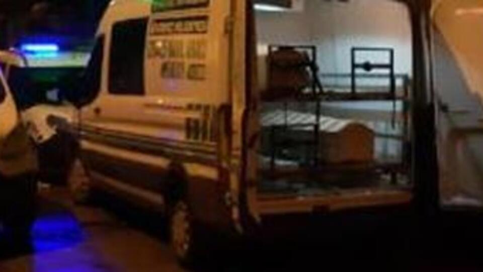 Evinde boğazı kesilmiş halde ölü bulundu