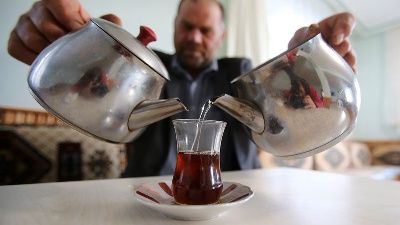 Çayda sınır tanımıyor... Bir oturuşta 100 bardak içiyor