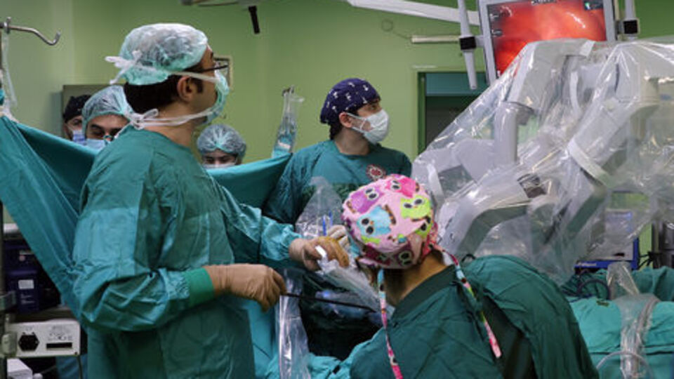İstanbul Tıp Fakültesi'nde ameliyatlarda "robotik cerrahi" dönemi