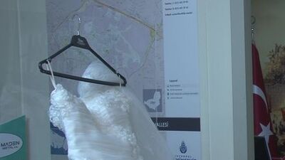 Mahalle muhtarı, muhtarlığı gelinliklerle donattı