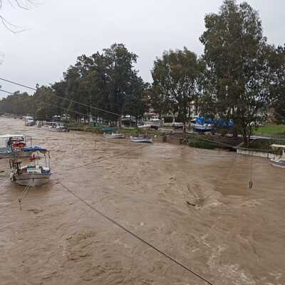 Hatay'da sağanak köprüyü yıktı! Tekne alabora oldu