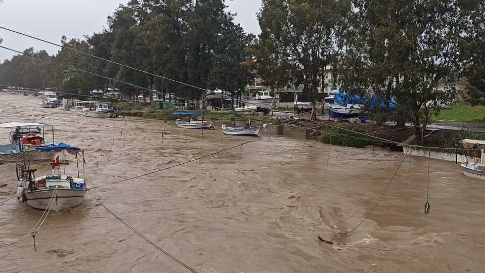 Hatay'da sağanak köprüyü yıktı! Tekne alabora oldu