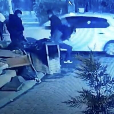 Beyoğlu’nda bir grup otomobilden açılan ateşle silahlı saldırıya uğradı