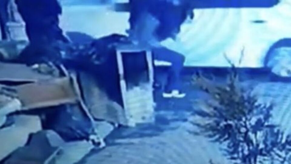 Beyoğlu'nda bir grup otomobilden açılan ateşle silahlı saldırıya uğradı